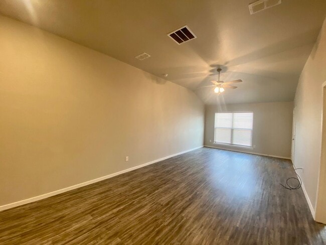 Building Photo - Introducing Your Dream Home: Spacious and Stunning 3 Bed, 2 Bath Haven Ready for You!