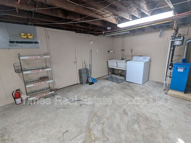 Building Photo - 708 Carmen Dr