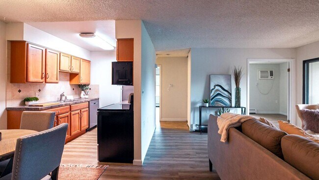 Building Photo - Beautiful Updated 2 Bed 1 Bath Condo by Fo...