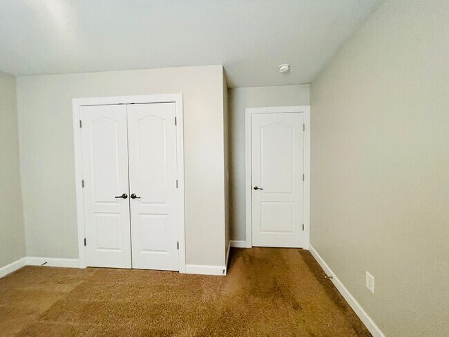 Building Photo - BRAND NEW FLOORING & FRESH PAINT - 3 Bedroom/2.5 Bath Townhome with garage in Wild Wing!