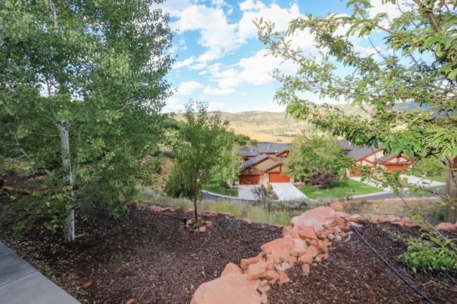 Building Photo - Beautiful 3 Bedroom Home in the Park City ...