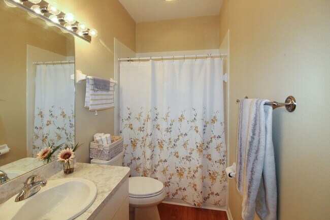 Building Photo - Gondola Park Annual Condo for Rent