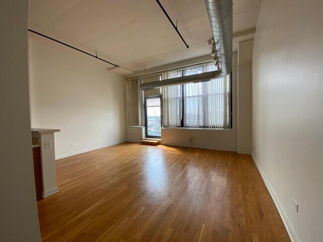 Building Photo - 1224 W Van Buren St