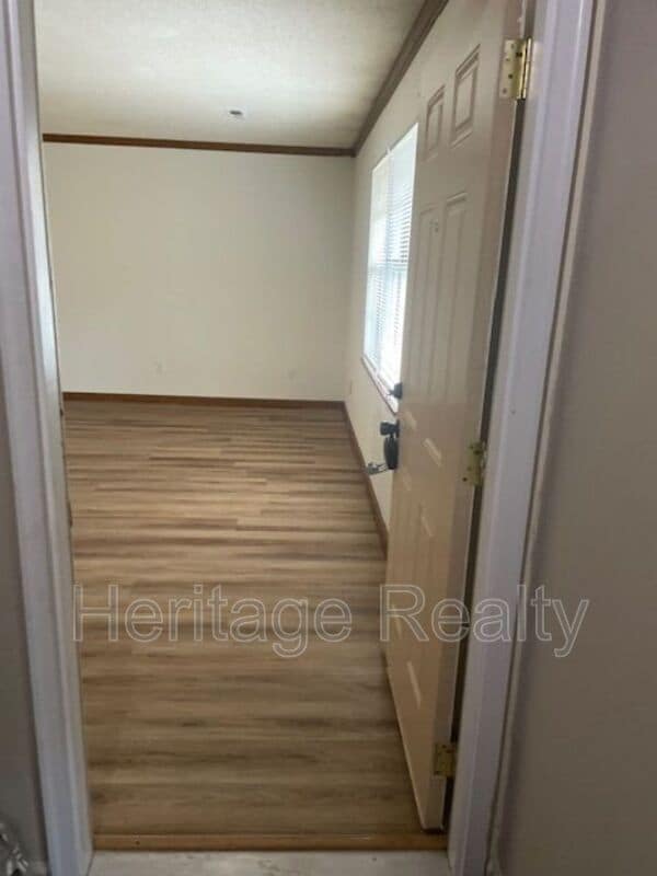 Building Photo - 810 Highland Dr