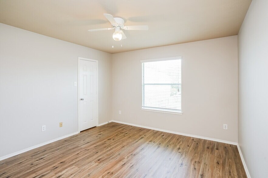 Building Photo - 2527 Floral Bloom Way