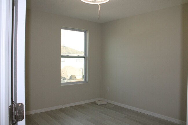 Building Photo - 4BR/3BA Two-Story Home in Hudson, FL – Move-In Ready