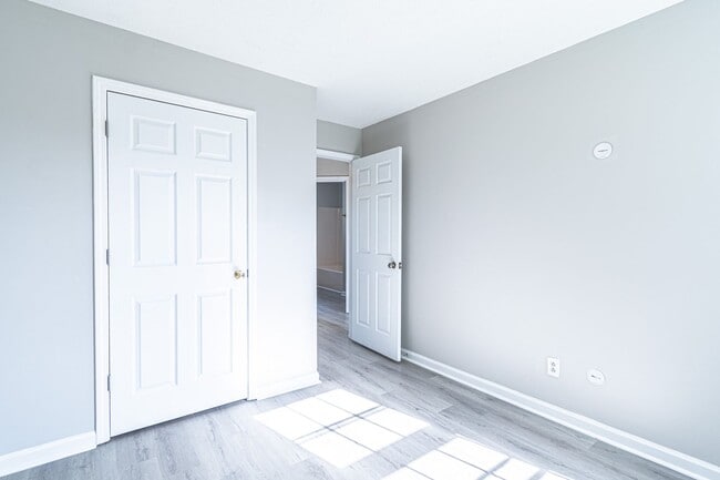 Building Photo - 815 Iris Ln