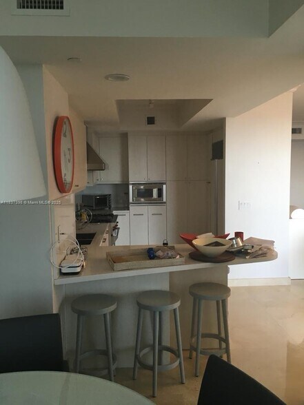 Building Photo - 17875 Collins Ave