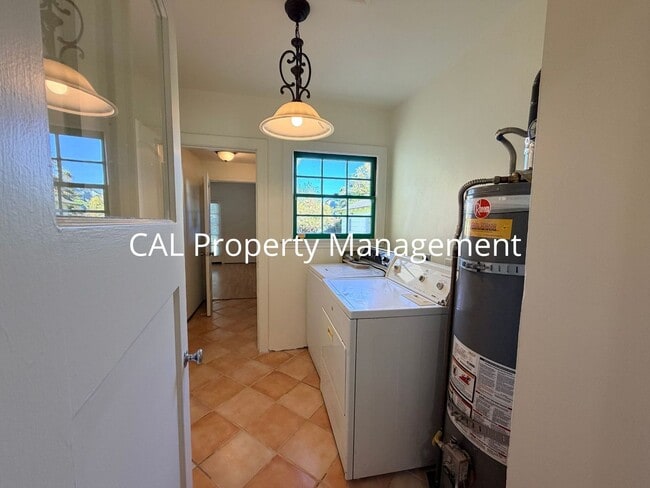 Building Photo - 3 Bed/2 Bath Single Level Home!