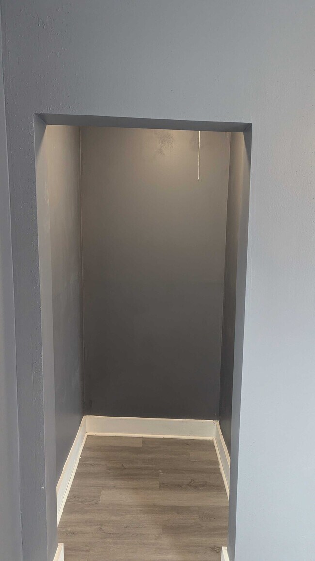 Building Photo - 812 E 3rd St