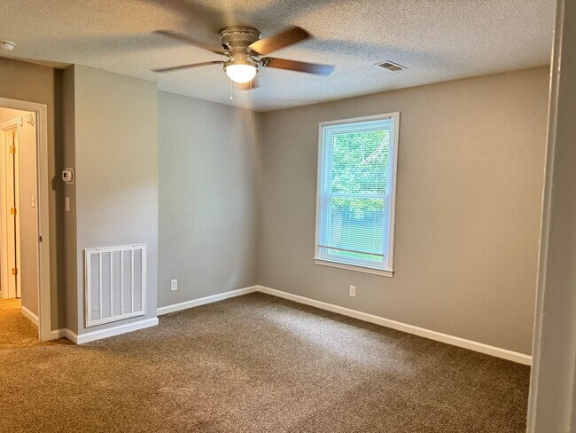 Building Photo - Exit 8! Rossview School. 4 Bed/2 Bath over 1700 Sq.ft!