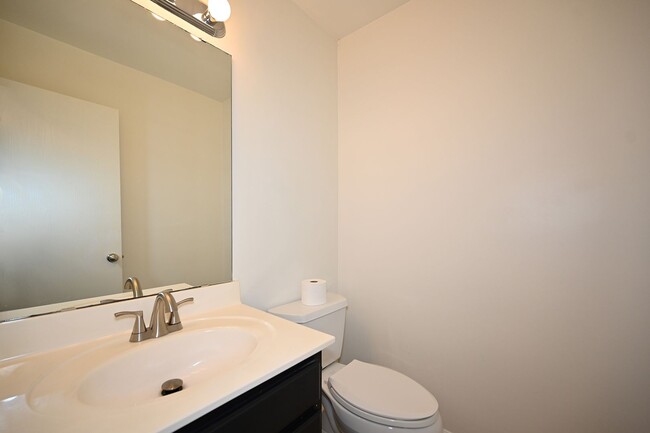 Building Photo - Nice 2 bedroom, 2.5 bath Townhouse with ba...