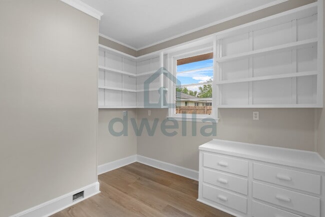 Building Photo - "Charming 5-Bedroom Oasis with 2 Full Bath...