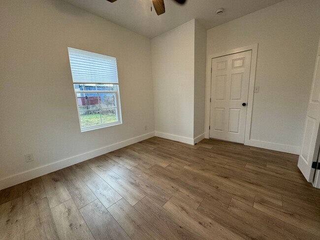 Building Photo - Stunning 2 bedroom 1 bathroom home In Kendall-Whittier district of Tulsa!