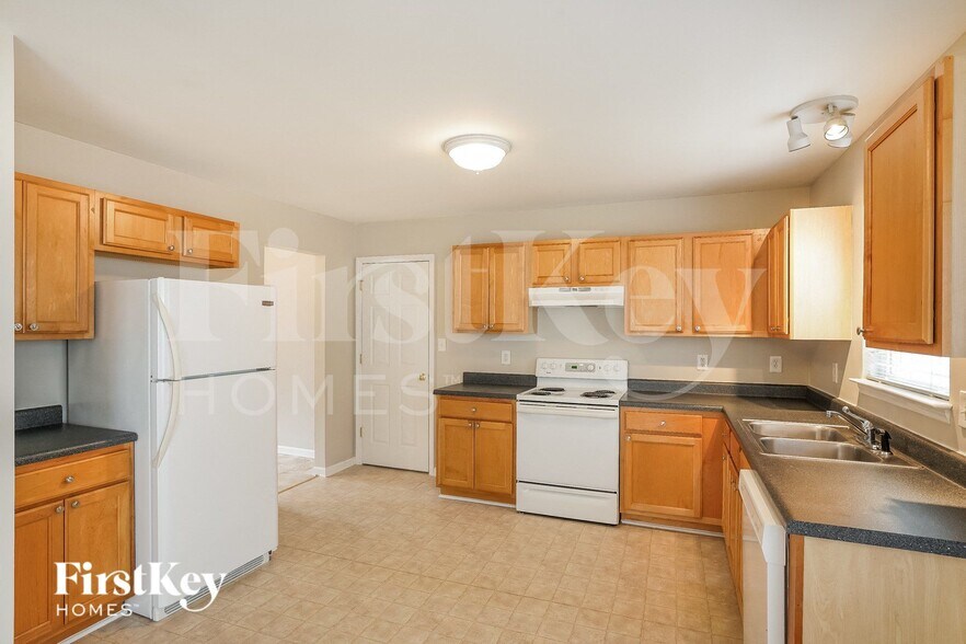 Building Photo - 809 Hounds Chase Dr