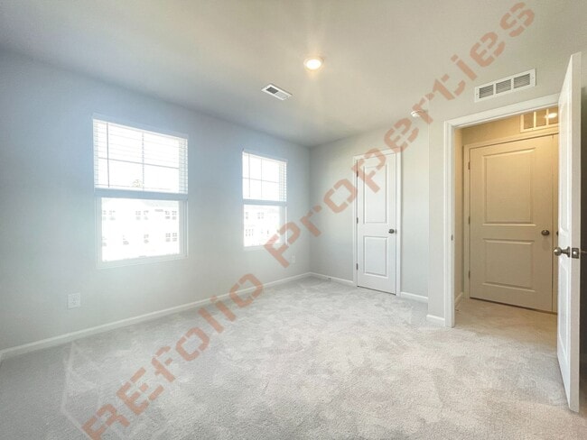 Building Photo - Gorgeous 3 Bedroom 3.5 Bath Townhome with ...