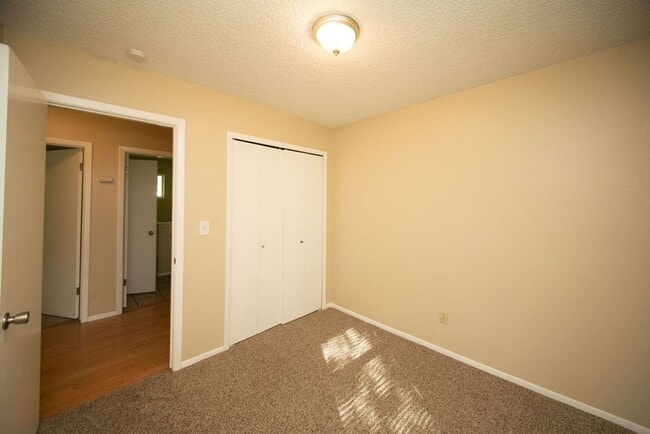 Building Photo - Great 4 bedroom Ranch style home!