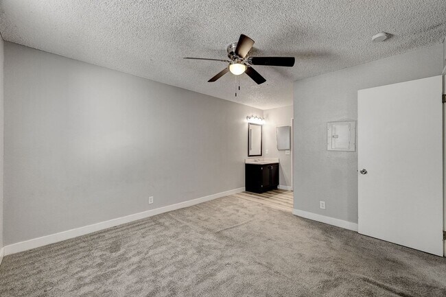 Building Photo - 1305 Kari Lee Ct