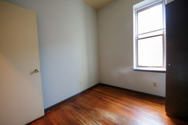 Building Photo - 2325 1/2 B Hickory St.