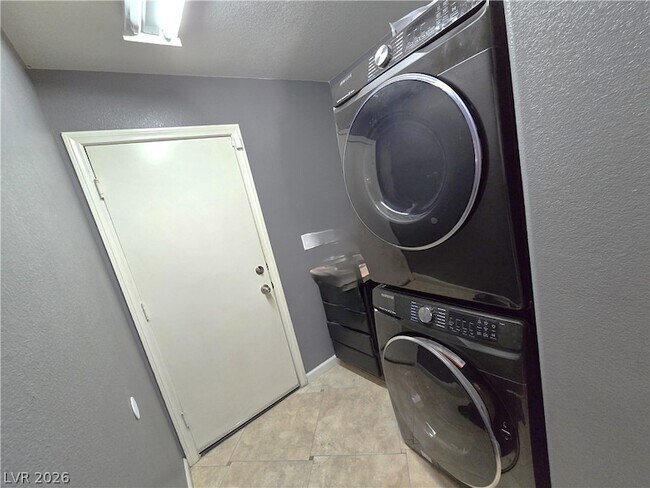 Building Photo - 6717 Yellowhammer Pl