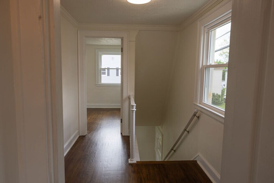 upstairs hallway - 1387 Ivydale Ave SW