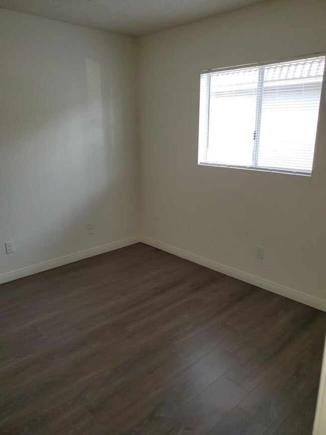 Building Photo - **MOVE-IN Special 1/2 off First Months Ren...