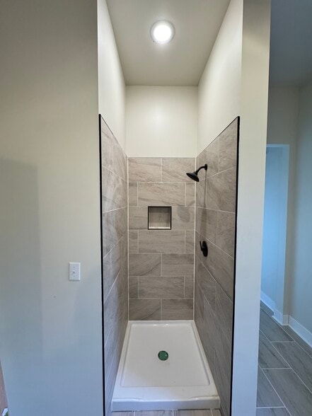 Master bathroom - 2703 Hillcrest Ave