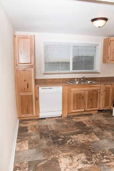 Building Photo - 801 Diamond Ct