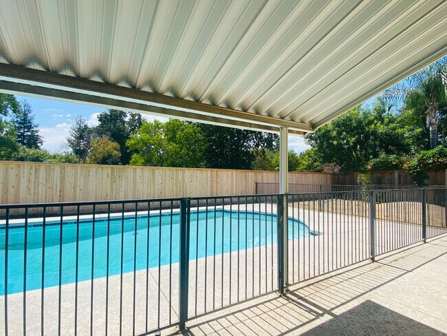 Building Photo - $2,690 Peach & Alluvial, Pool + Clovis Trail Access | W. Fallbrook Ave, Clovis