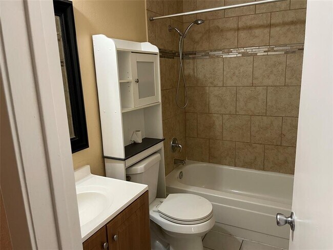 Building Photo - 1011 E Brompton Dr