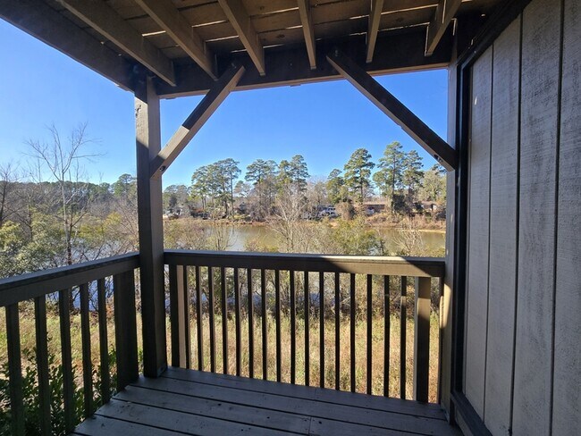 Building Photo - 3071 Huntleigh Dr