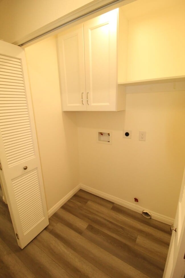 Building Photo - Remodeled 2+1 Upstairs Parkside Condo