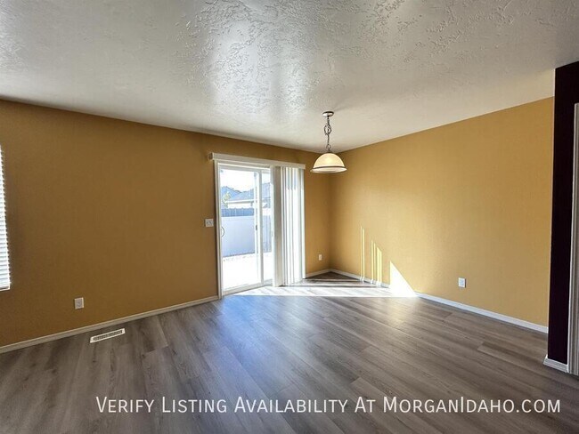 Building Photo - 1723 W Bayeux Dr