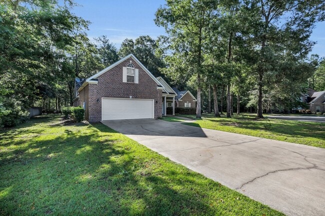 Building Photo - AVAILABLE LATE JULY 2025 (PET FRIENDLY)