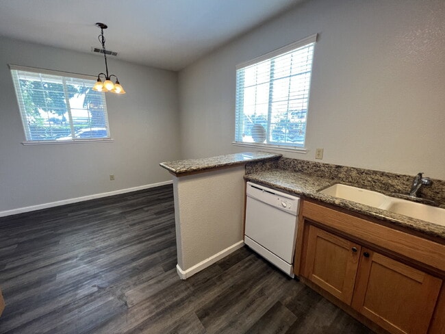 Building Photo - Merced: $1649 2 bedroom 2 bath with off st...