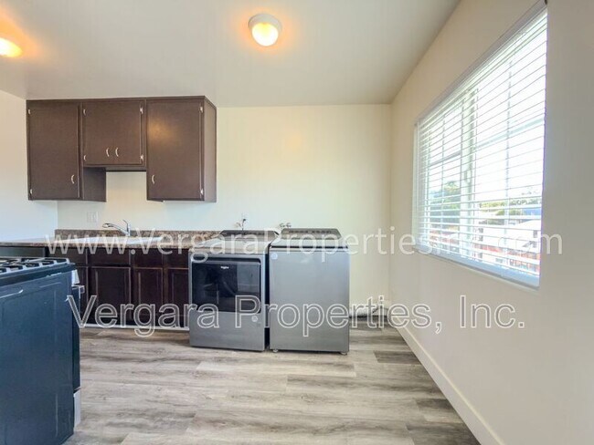 Building Photo - 1083 E 7th St