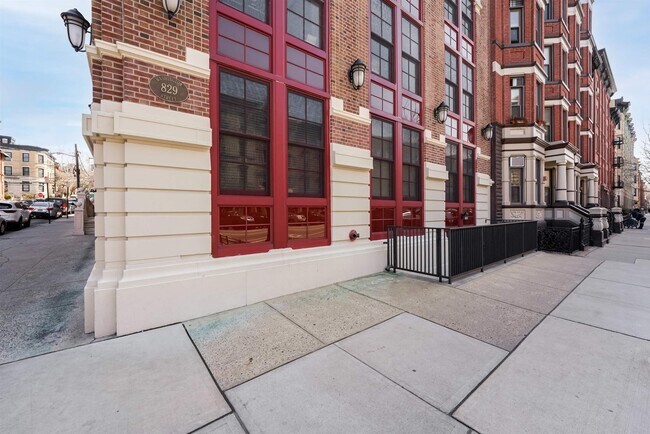 Building Photo - 829 Washington St