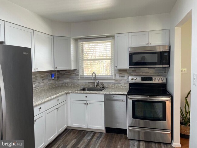 Building Photo - 18 Jameson Ln