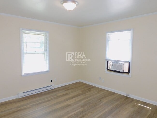 Building Photo - Cute Renovated 2bd/1ba Available Now!