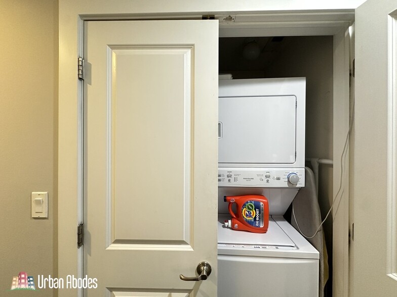 Building Photo - 907 N Damen Ave