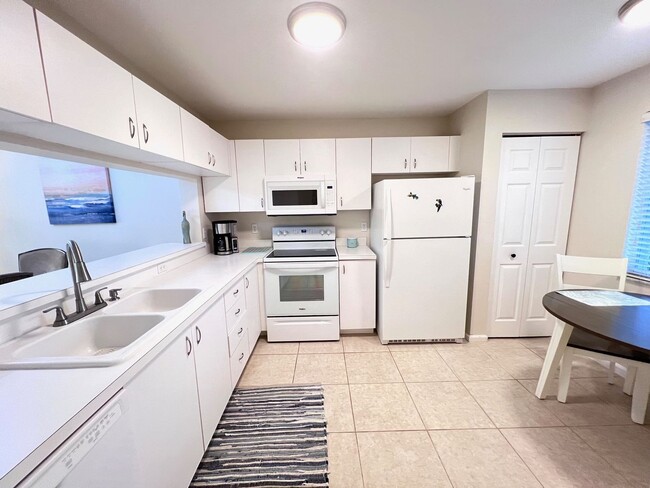 Building Photo - ** 2 BED-2 BATH FIRST FLOOR CONDO AT GLENM...