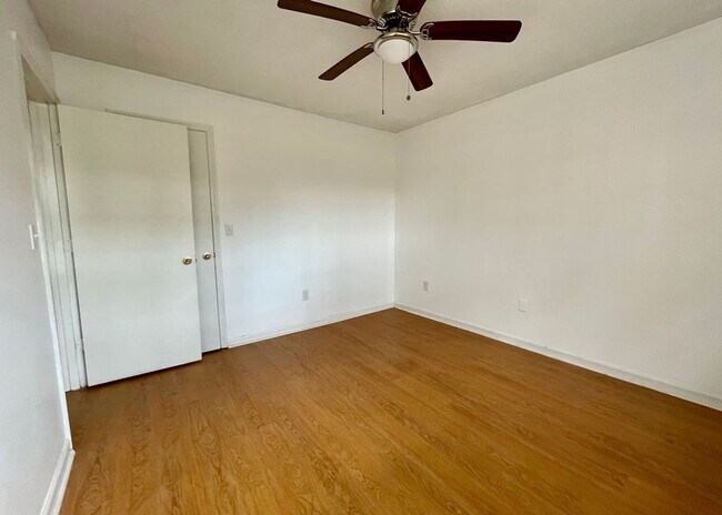 Building Photo - Available 7/1. 2 BR/2 BA in a FANTASTIC Lo...