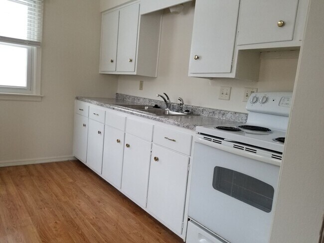 Building Photo - Hillsboro West One Bedroom Apartment, avai...