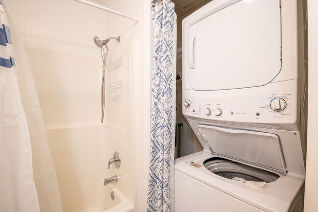 Building Photo - OFF-SEASON MONTHLY RENTAL - ESCAPE THE WINTER MONTHS!!!