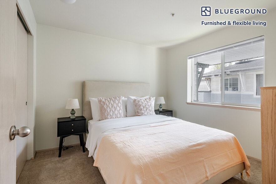 Building Photo - 4760 21st Ave NE