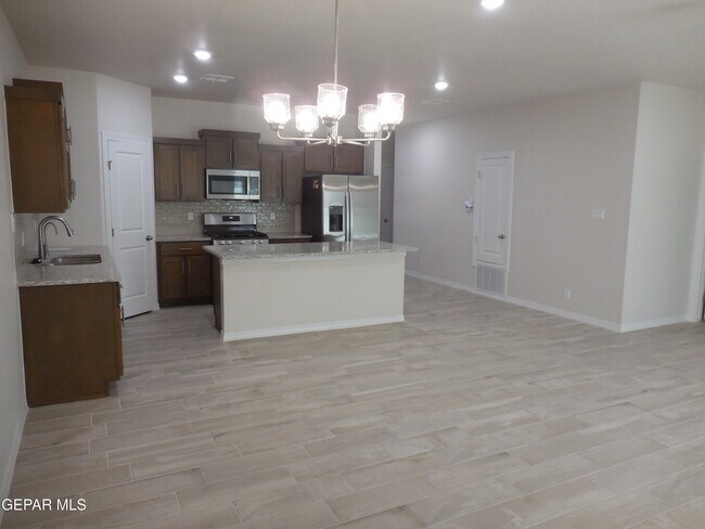 Building Photo - 561 Oakmont