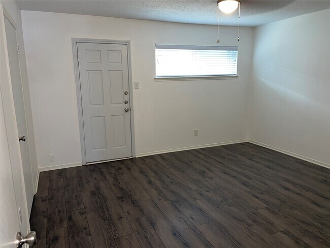 Building Photo - 1110 W Tri Oaks Ln