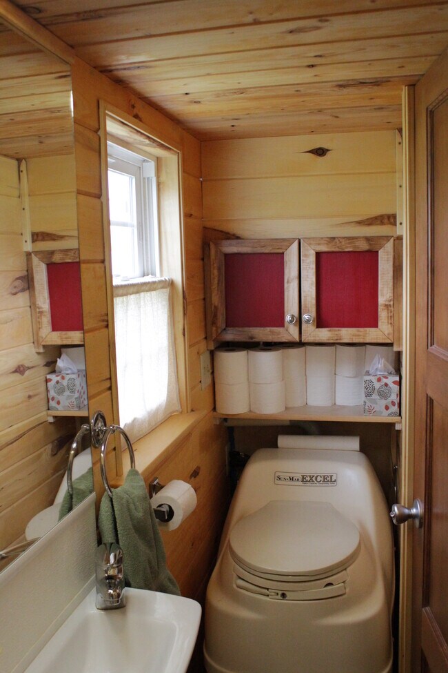 bathroom - 419 King Rd E