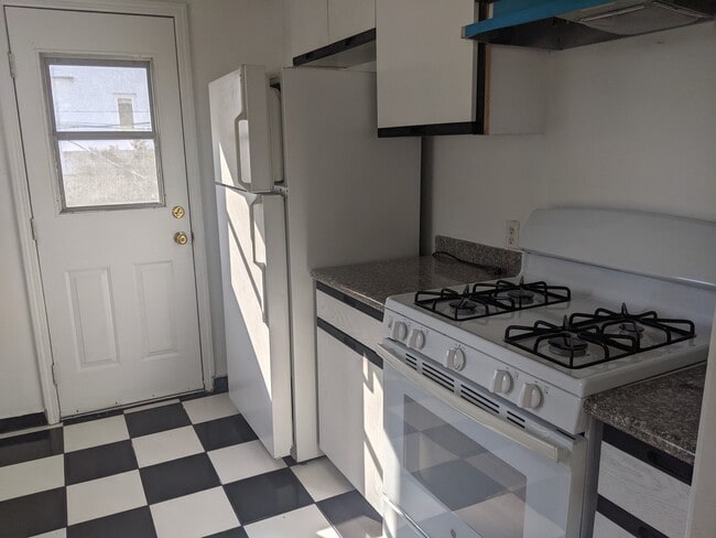 Building Photo - 451 N Oakhurst Dr