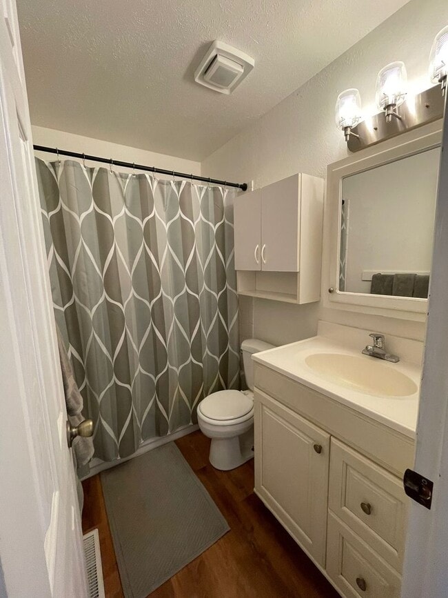 Building Photo - Prelease - 2bd/1.5ba Laminate flooring - Avail. June 2026